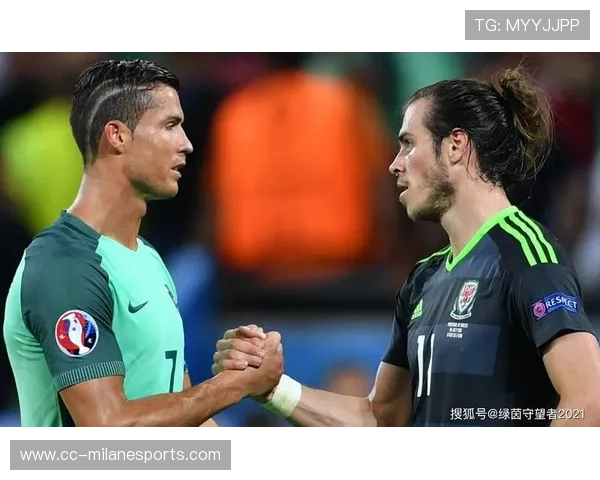 足球球星激情飞吻瞬间解析 揭示场上场外的爱与热情